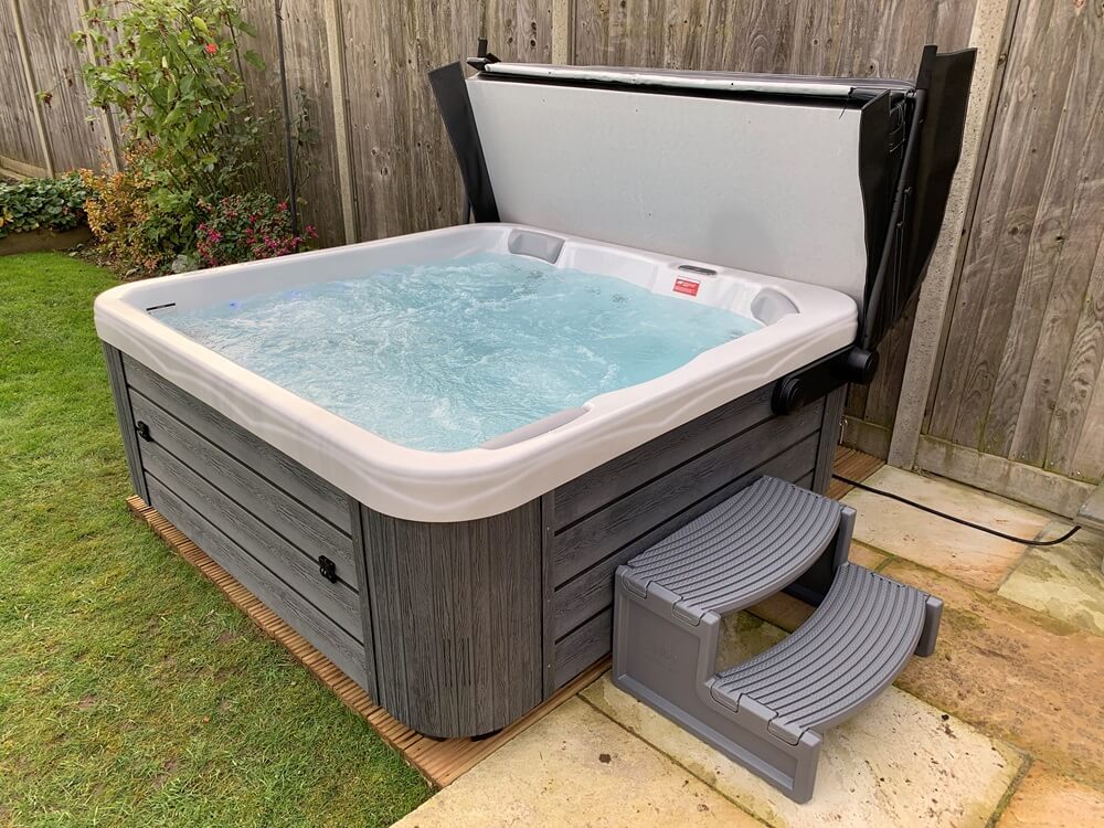 Hot tub with lid off