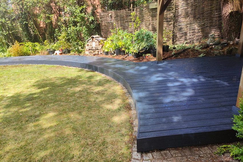 Curved composite deck in a garden