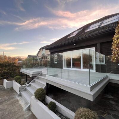Frameless glass garden 
balustrade